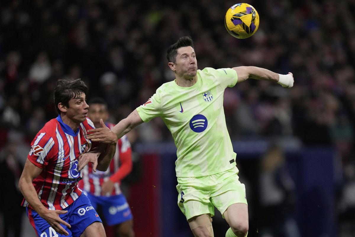 Robert Lewandowski controla el balón ante Le Normand