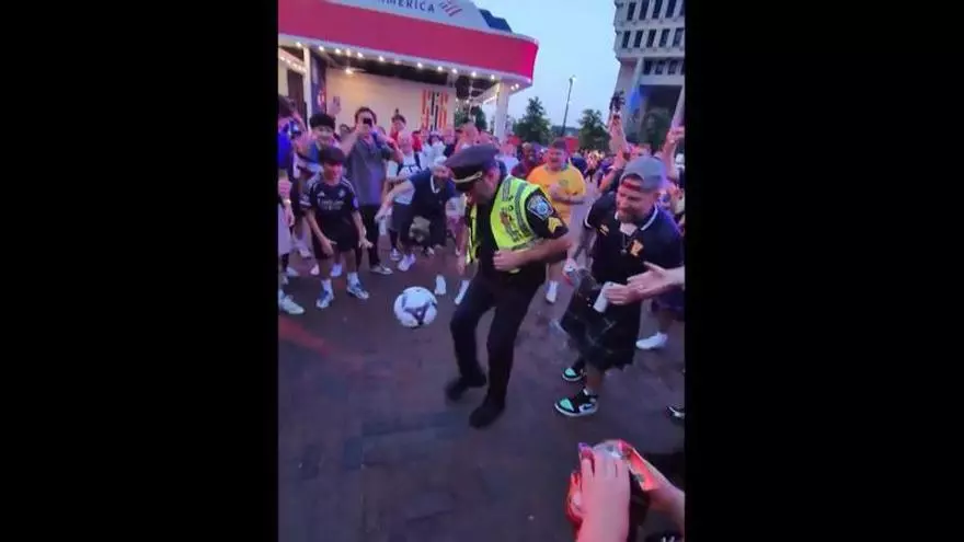 Un policía de Boston se hace viral en pleno Mundial con su habilidad con el balón