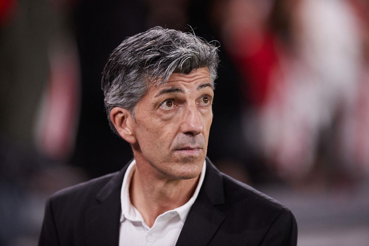 Imanol Alguacil, entrenador de la Real Sociedad, observa el partido de LaLiga EA Sports entre el Athletic Club y la Real Sociedad en San Mamés.