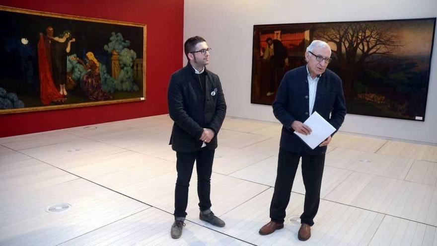 El diputado Xosé Leal y el director del Museo, Carlos Valle, ante dos de los grandes formatos. // R. Vázquez
