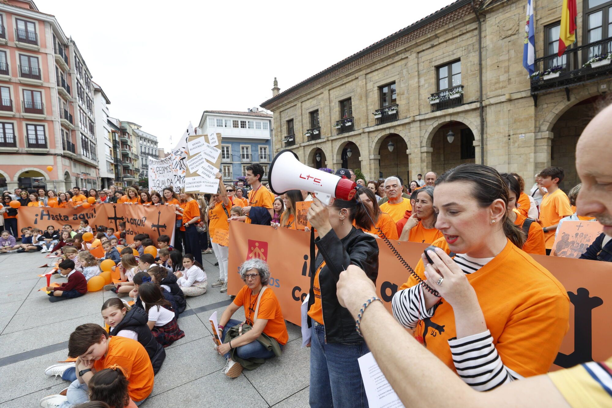 Así fue la concentración en Avilés de profesores y familias de los colegios concertados. 