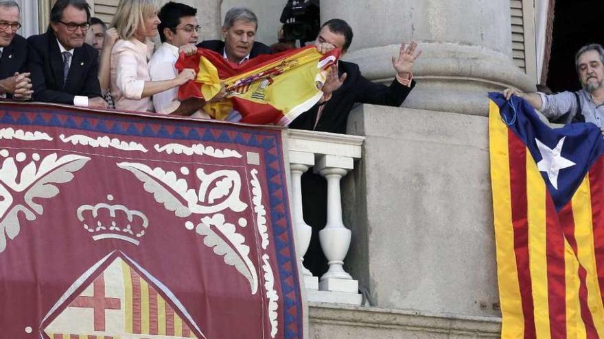 Forcejeo entre populares y republicanos para colocar una bandera española en el balcón del Ayuntamiento de Barcelona, después de que ERC hubiese colocado la estelada que puede verse a la derecha.