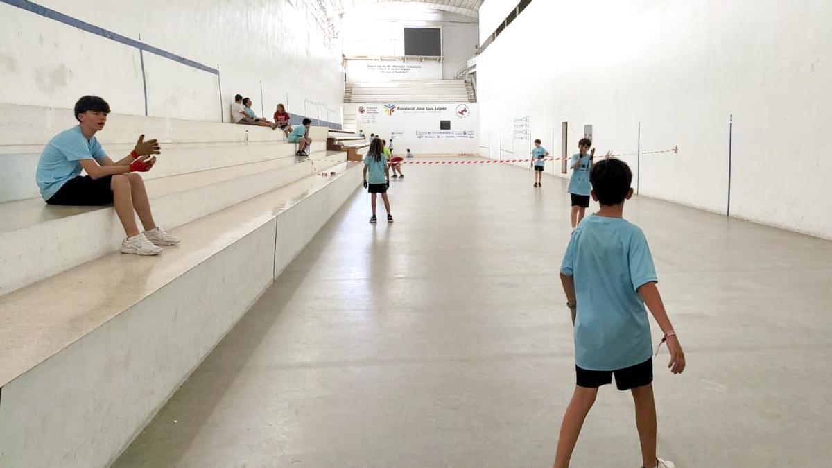 La Federació de Pilota Valenciana reafirma la seua aposta pels campus d'estiu com una eina fonamental per fomentar la pràctica de la pilota entre els més joves.