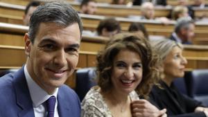 El presidente del Gobierno, Pedro Sánchez, junto a la vicepresidenta y ministra de Hacienda, María Jesús Montero, durante la sesión de control al Gobierno celebrada este miércoles en el Congreso.