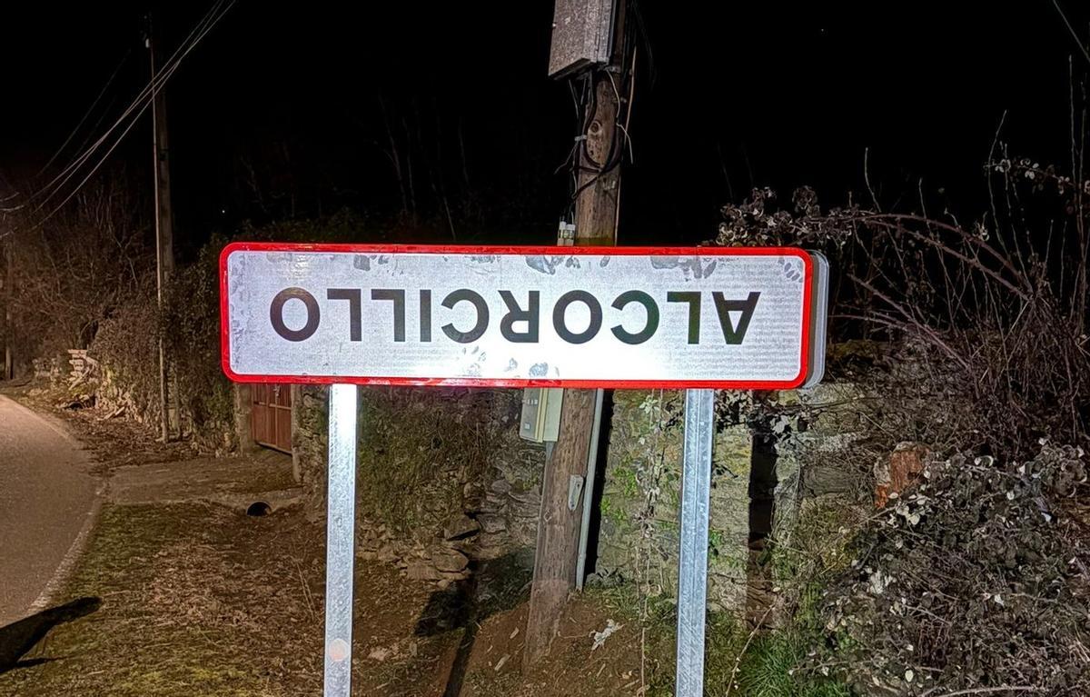 Los pueblos de Zamora, del revés: la protesta de los agricultores que pone "patas arriba" los letreros Los pueblos de Zamora, del revés: la protesta de los agricultores que pone "patas arriba" los letreros