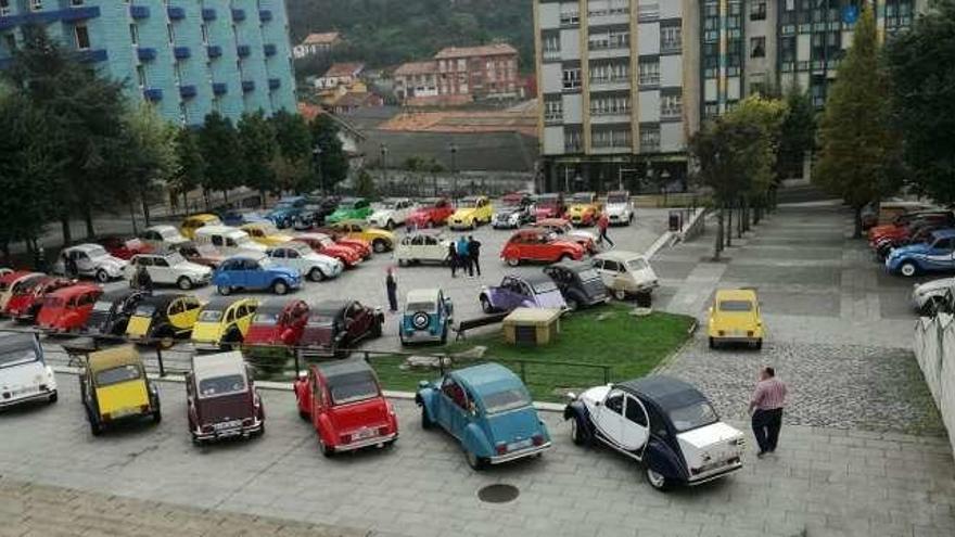 Los coches, ayer, aparcados en Candás.