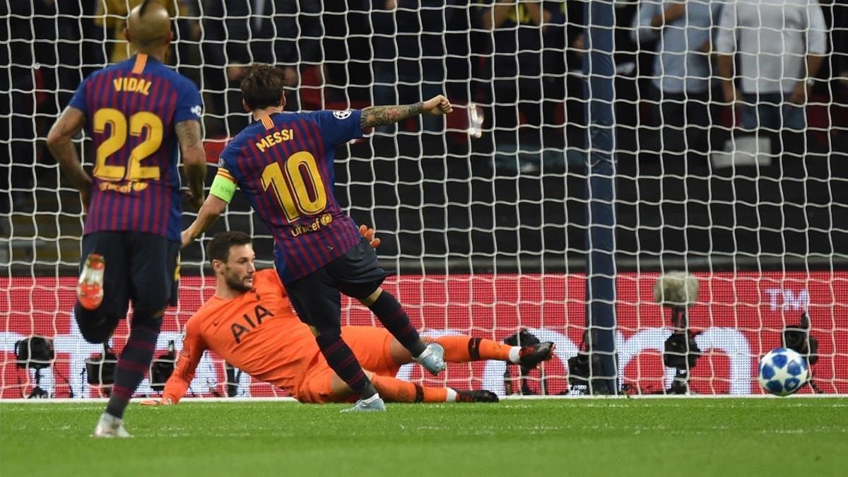 Messi marca el 2-4 en Wembley al Tottenham.