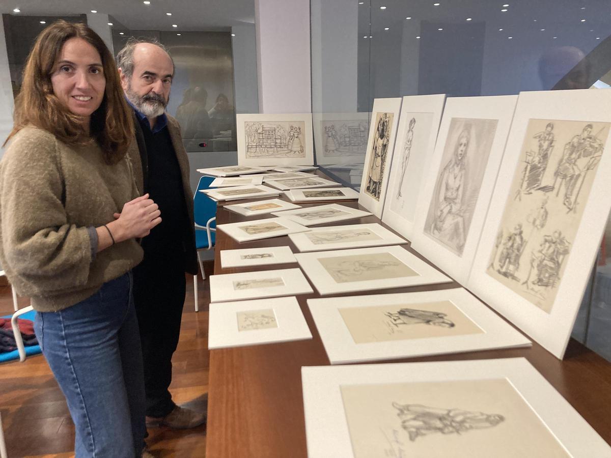 El director del Mubag, Jorge Soler, y la técnica de colecciones del museo María Gazabat, con dibujos de Abad Miró