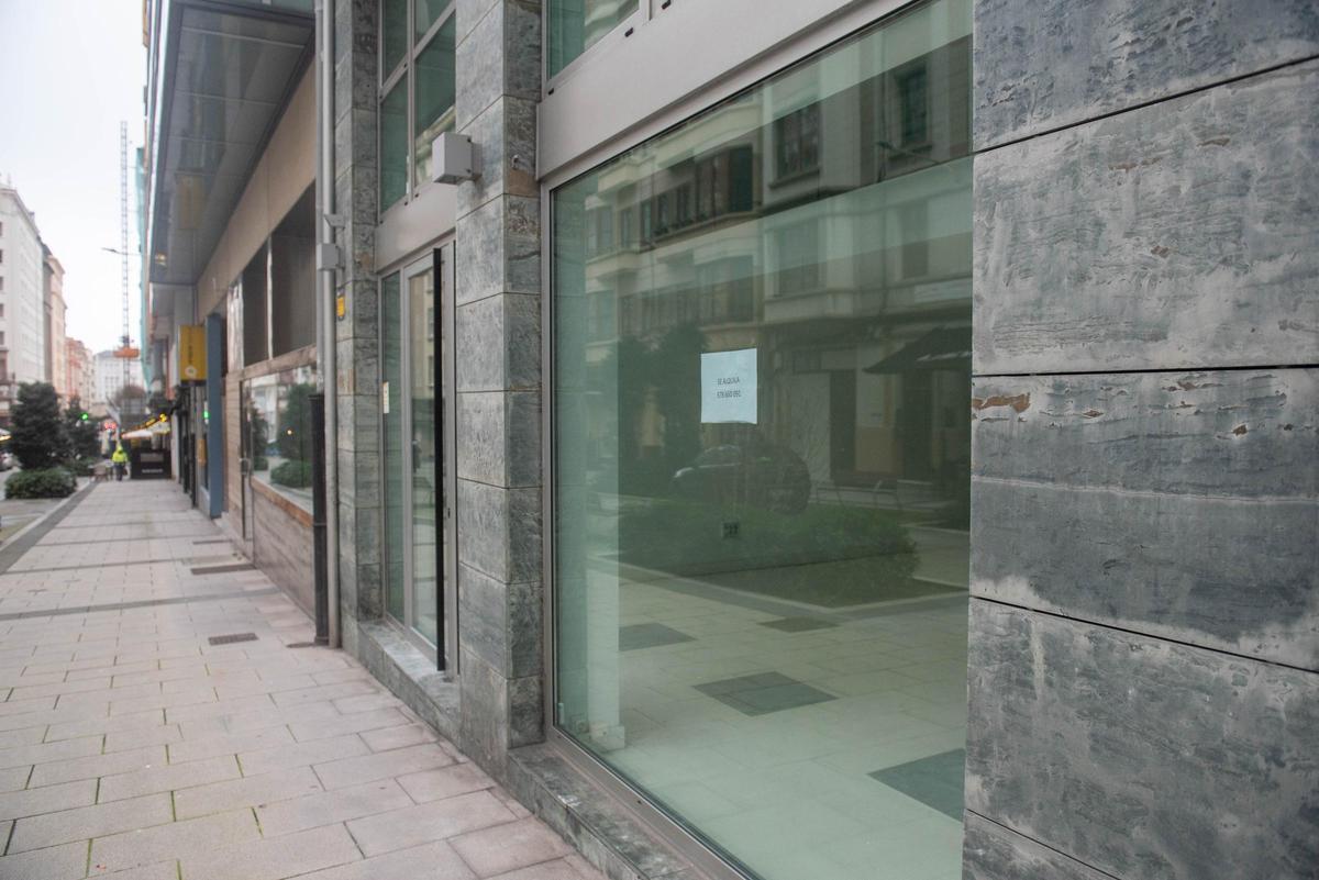 Tienda de zapatillas y ropa deportiva en la calle Emilia Pardo Bazán.