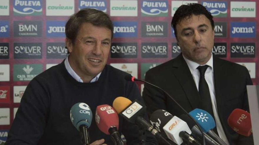 El técnico José González, ayer en su presentación junto al presidente del Granada, Quique Pina, .