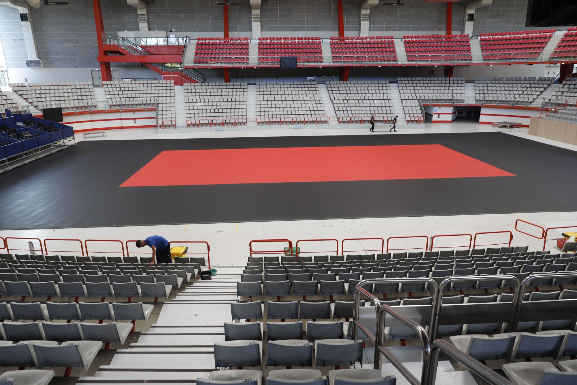 EN IMÁGENES: Así fue el montaje de la pista central del Gijón Open en el Palacio de los Deportes de La Guía