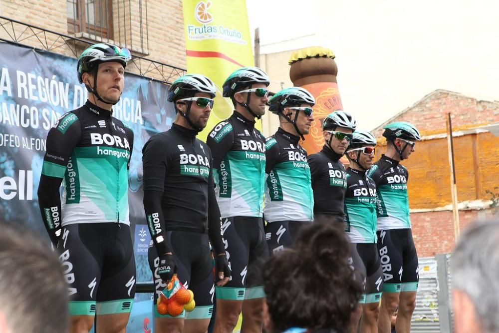 Ambiente a la salida y la llegada de la Vuelta Ciclista a Murcia