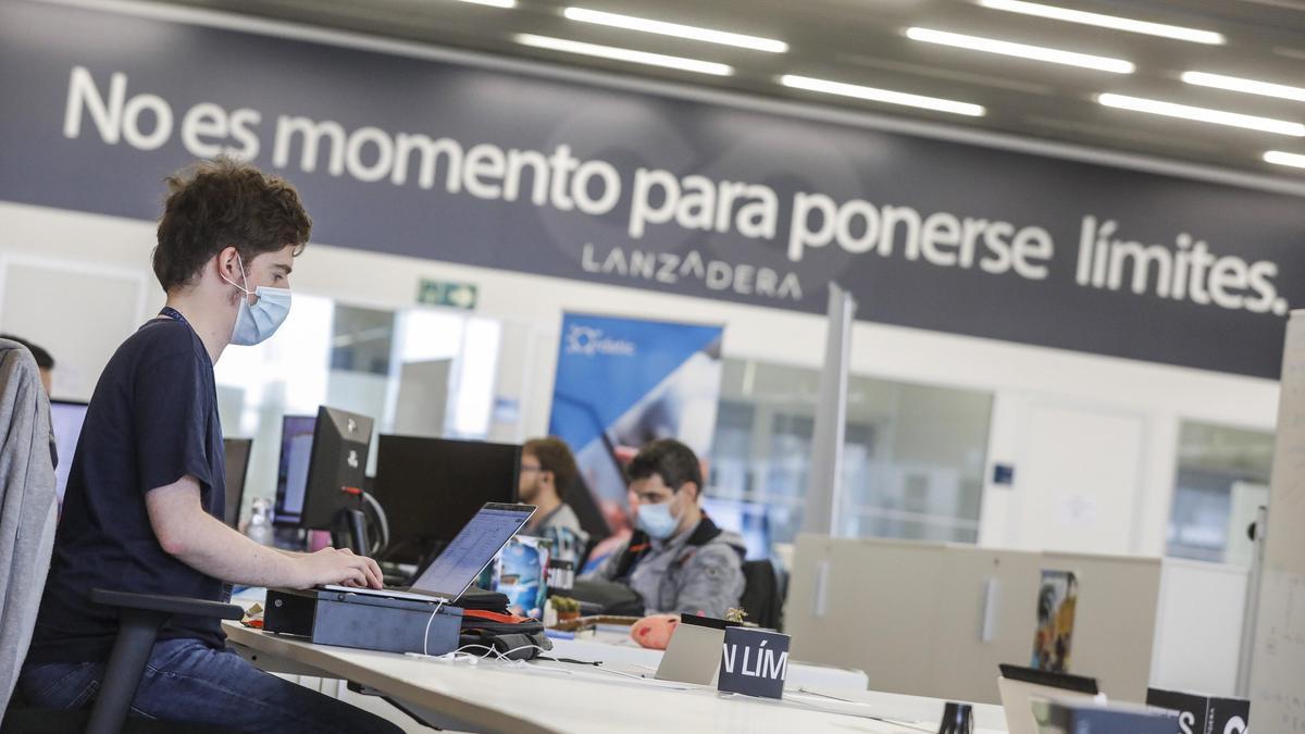 Equipo trabajando en Lanzadera (València)