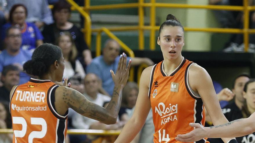 Raquel Carrera e Yvonne Turner, en una de las acciones del partido de ayer en Salamanca. | M. A. POLO/VBC