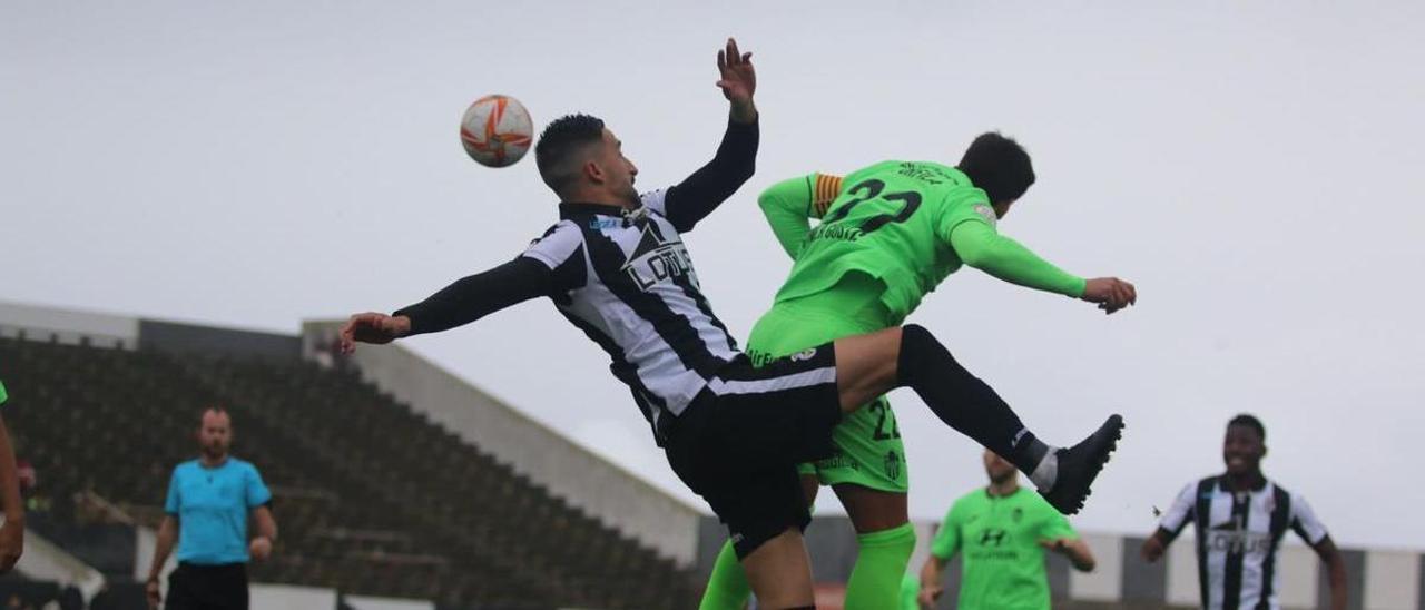 Acción del partido entre Linense y Atlético Baleares.