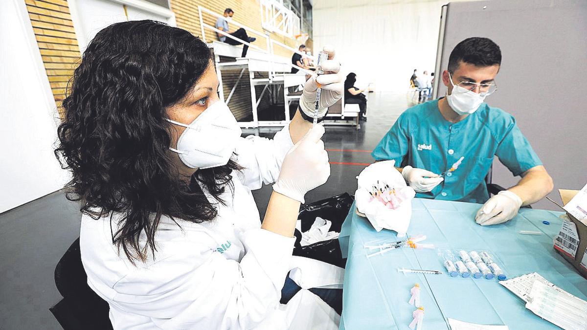 Una enfermera prepara una dosis de Janssen en el pabellón polideportivo de la Ciudad Universitaria.