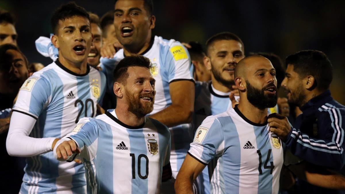 Messi, Mascherano y sus compañeros, antes de abandonar el campo en Quito.