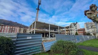 La construcción del nuevo cuartel de Mieres, parada por segunda vez, cumple dos años: «Está abandonado y hay hasta ratas», denuncian los vecinos