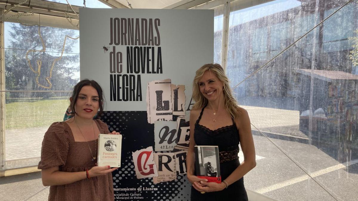 Aitana Castaño, a la izquierda, y Marta Robles, ayer, en «Llanegra», las jornadas de novela negra de Llanera. | A. L.