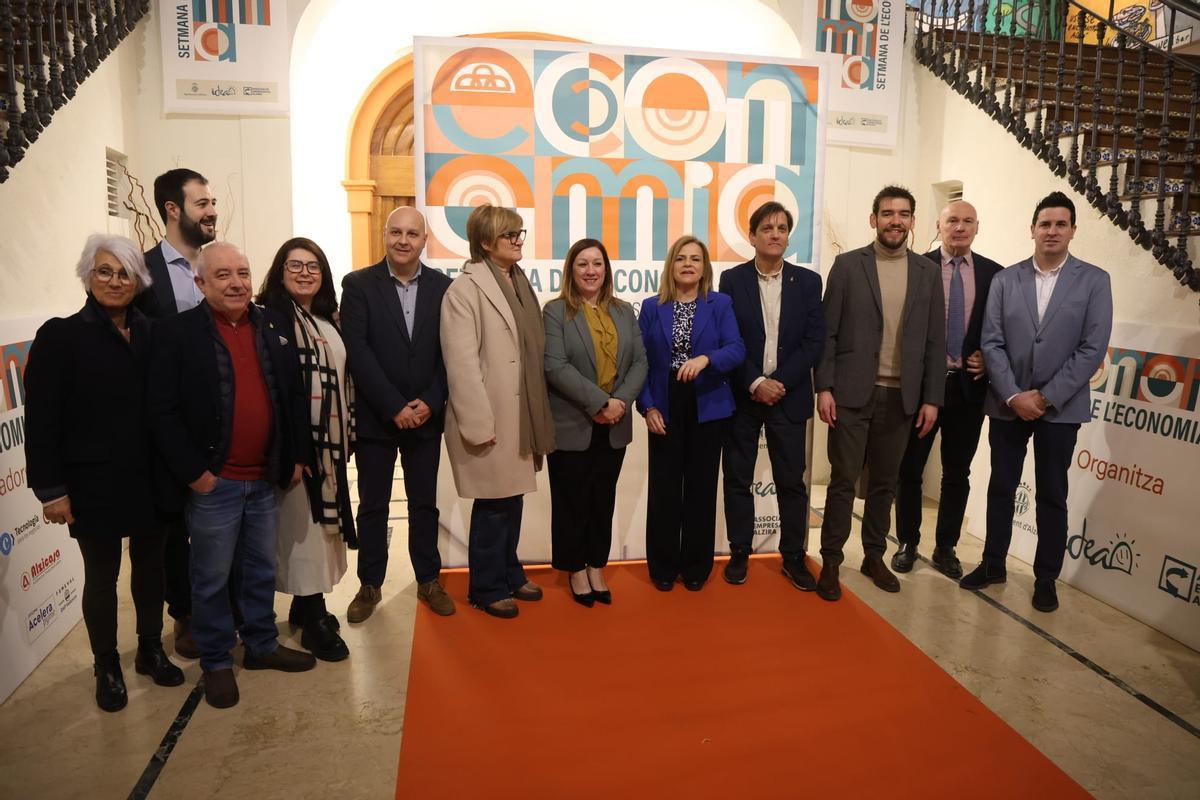 Autoridades municipales junto a la delegada del Gobierno en la jornada inaugural.