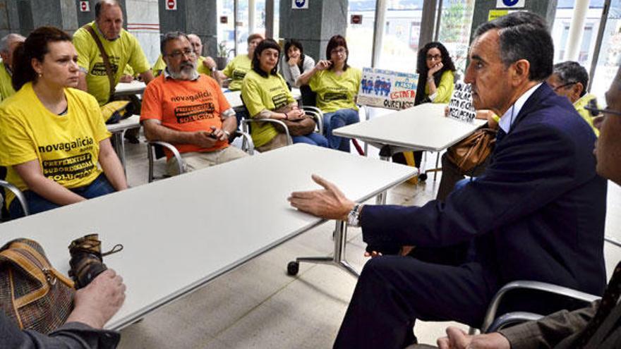 José María Catellano reunido con los afectados de las preferentes.