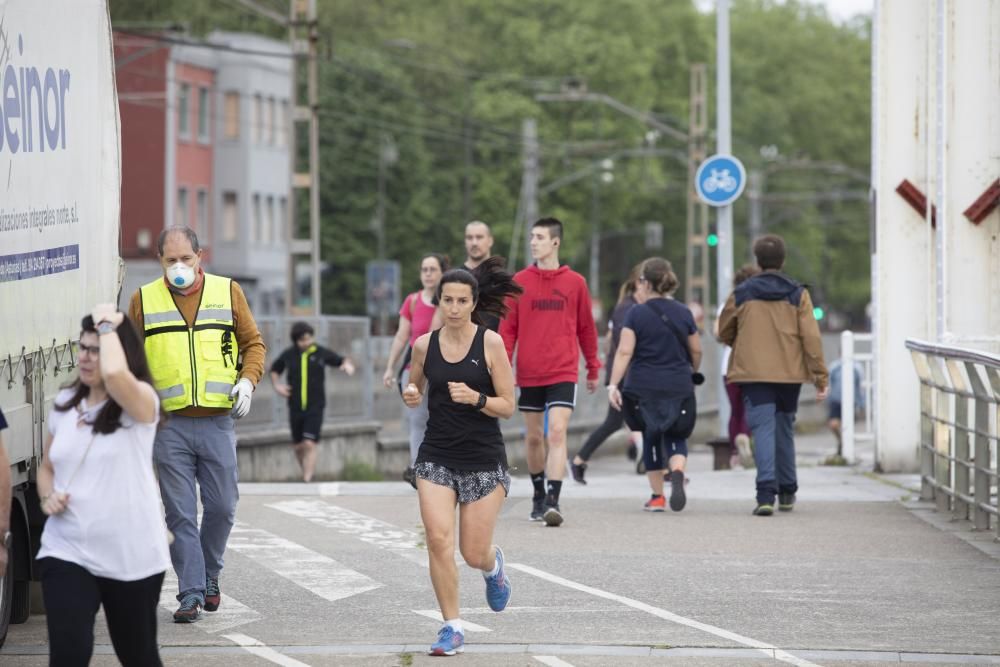 Avilés se llena de deportistas en la primera fase del desconfinamiento.