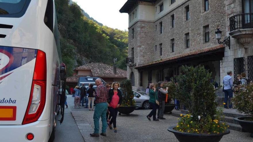 Turistas cordobeses se bajan del autobús, ayer, frente al museo de Covadonga.