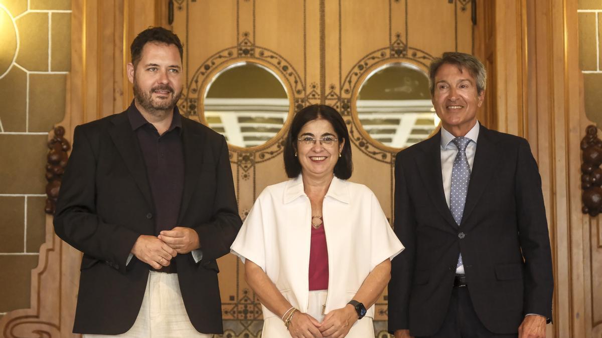 Josué Íñiguez, Carolina Darias y Zoilo Alemán, ayer, en el teatro Pérez Galdós