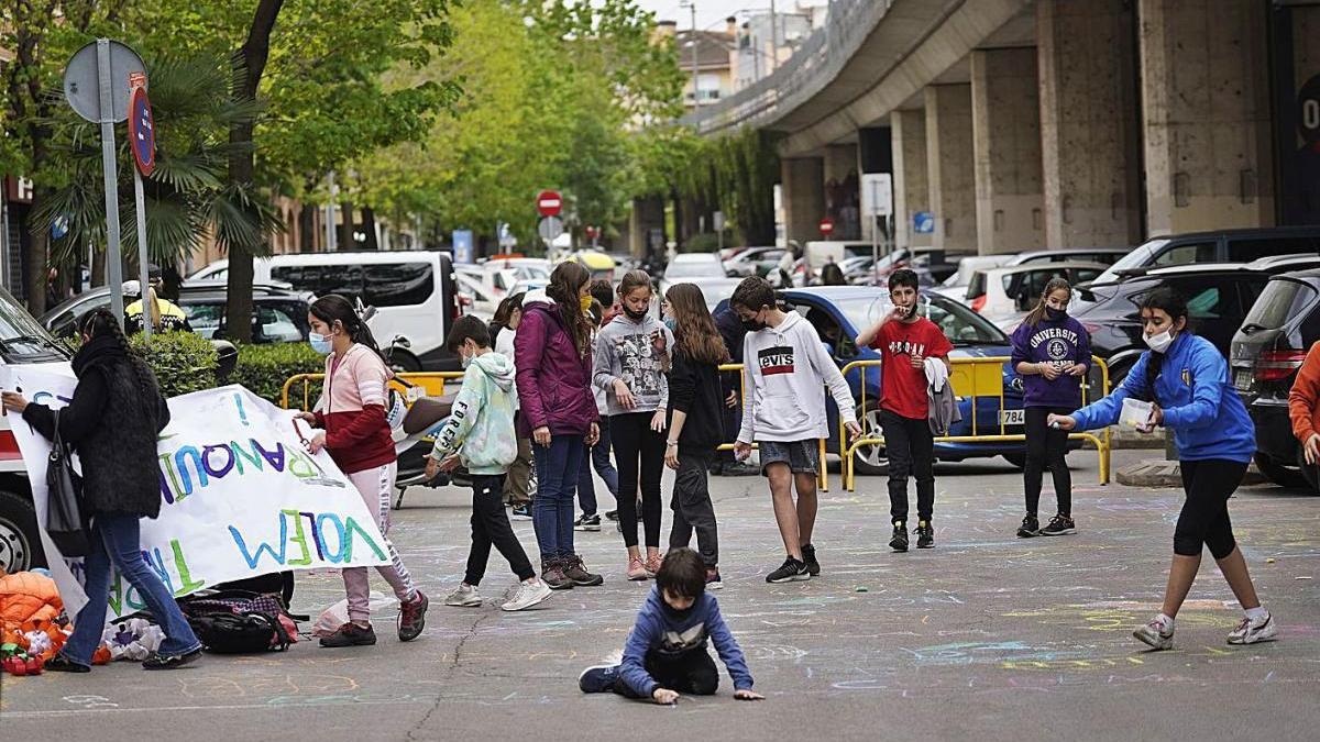 L&#039;alumnat del Bruguera, ahir, al carrer Bonastruc de Porta, tallat per la Revolta Escolar.