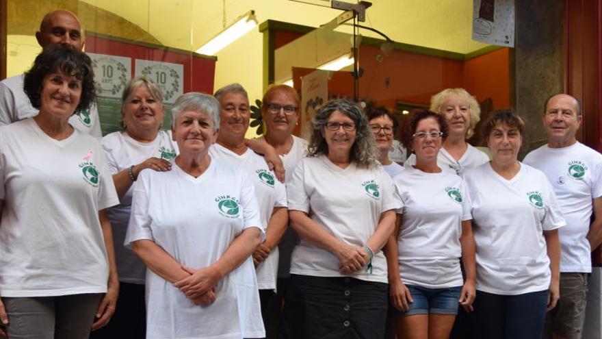 Membres de Ginkgo davant del local del carrer Major