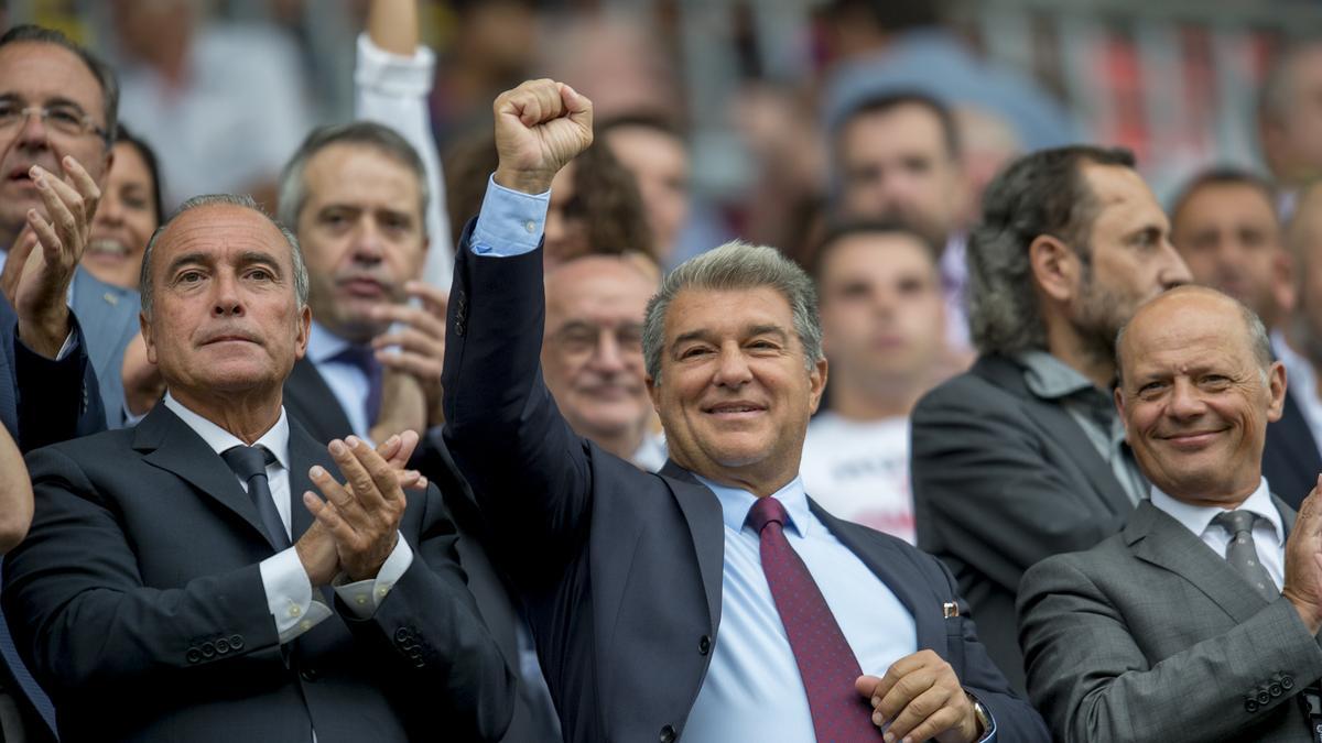 Joan Laporta levanta su puño desde el palco celebrando los títulos del equipo Barça Genuine