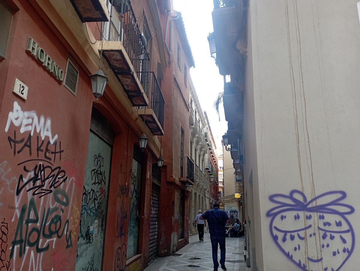 Entrada a la calle Horno, con el antiguo edificio de la panadería en el centro a la izquierda.