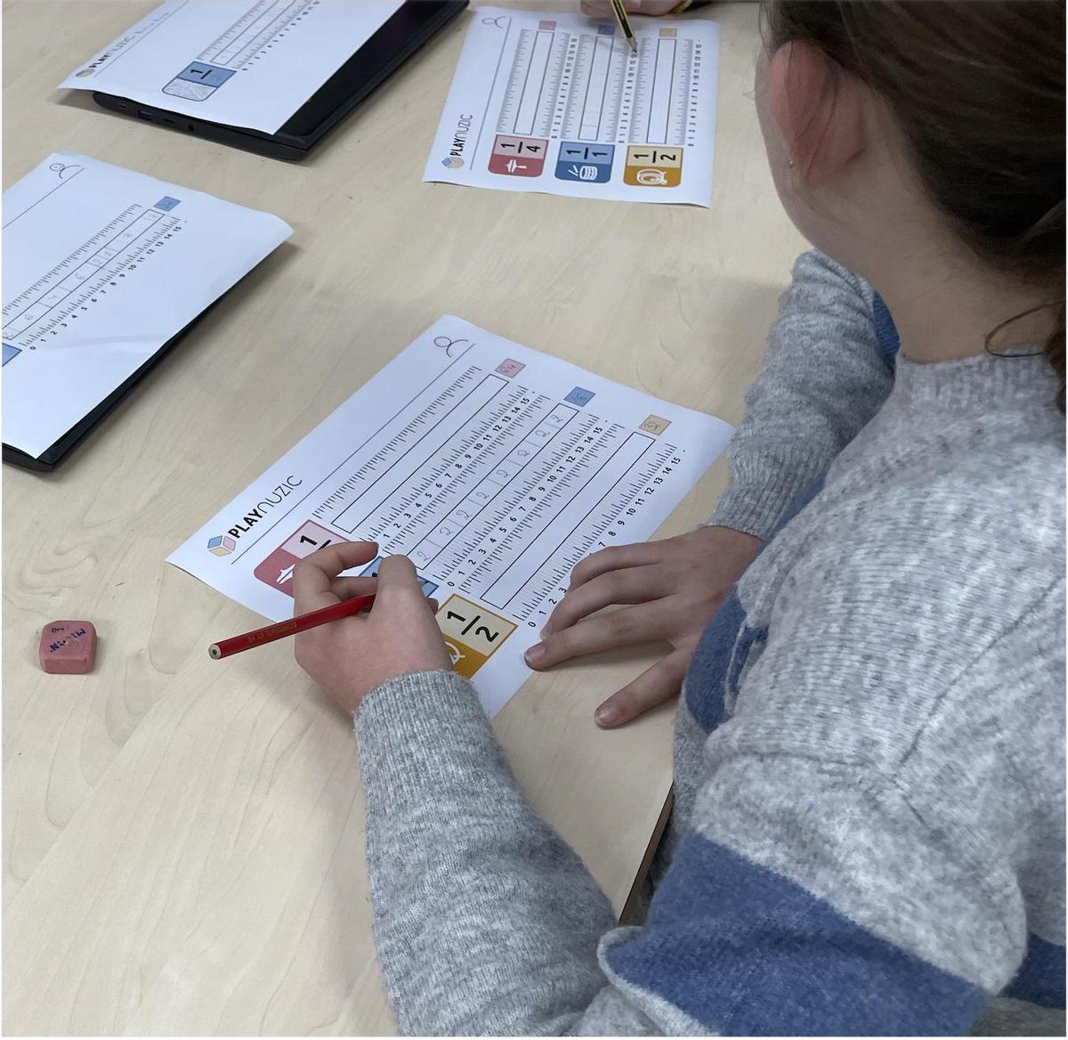 Una alumna aprende el sistema Playnuzic en un taller.