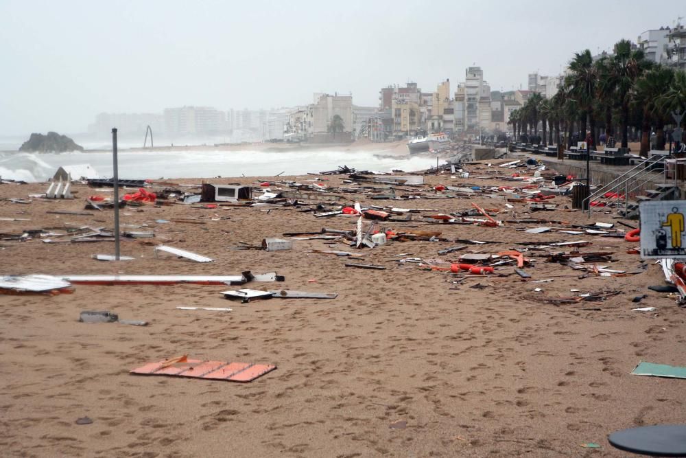 Peces d'embarcacions i tot de residus apareixen a les  platges de Blanes durant la llevantada