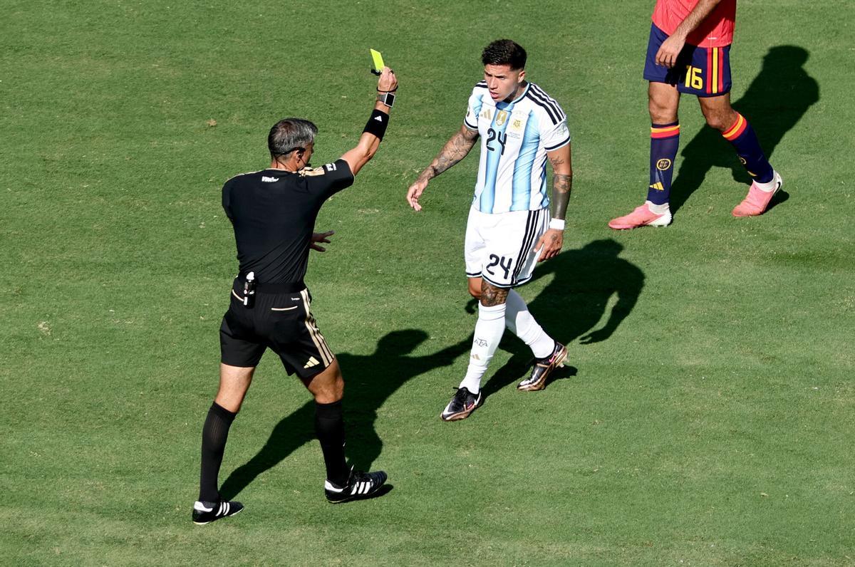El árbitro amonesta a Enzo Fernández.