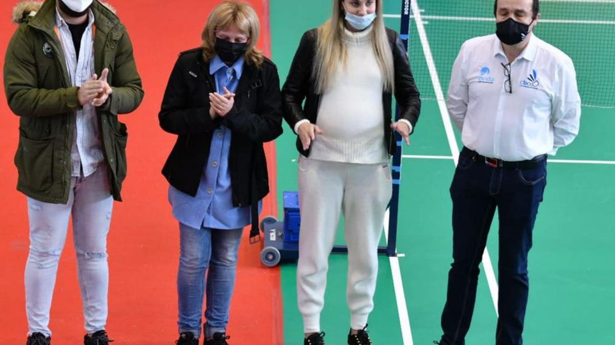 homenaje a ucrania. Antes de empezar el partido se guardó un minuto de silencio por las víctimas de la guerra en Ucrania, aprovechando la presencia de Kristina Dzhanhobekova, ahora Kristina Sotomayor. La jugadora, que formó parte del equipo campeón de la pasada campaña, aparece, tercera por la izquierda, junto a su marido, Christian Gola Sotomayor; su madre, Tetiana Dzhanhobekova, y el presidente del OCB, Nicolás García. | CBO