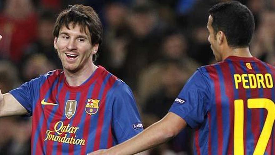 Lionel Messi y Pedro celebran uno de los goles del argentino.