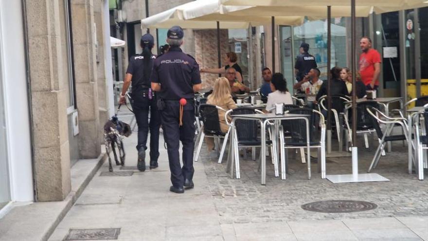 Las operaciones de la Policía Nacional tratan de acabar con el consumo y venta de drogas. Pero también quieren mostrar su trabajo y concienciar a la sociedad del importante papel que desempeña. De ahí que se pongan en marcha a plena luz del día, despertando enorme expectación allí por donde pasan los agentes.