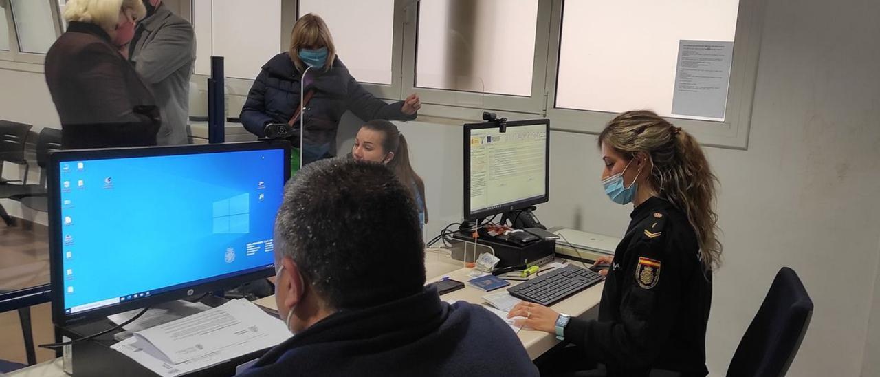 Agent de la Policia Nacional fent el tràmit amb ucraïnesos a la seu de Girona. | EVA BATLLE