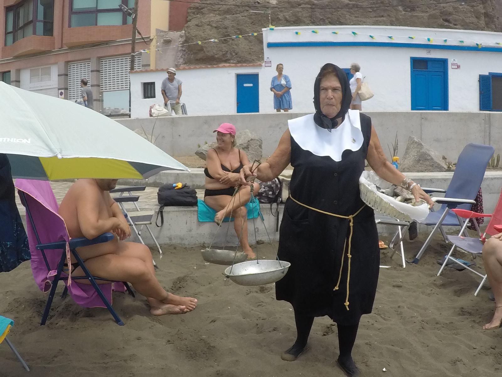 Recogida del Chinchorro y teatralizacion de la venta del pescado en la Playa de Melenara