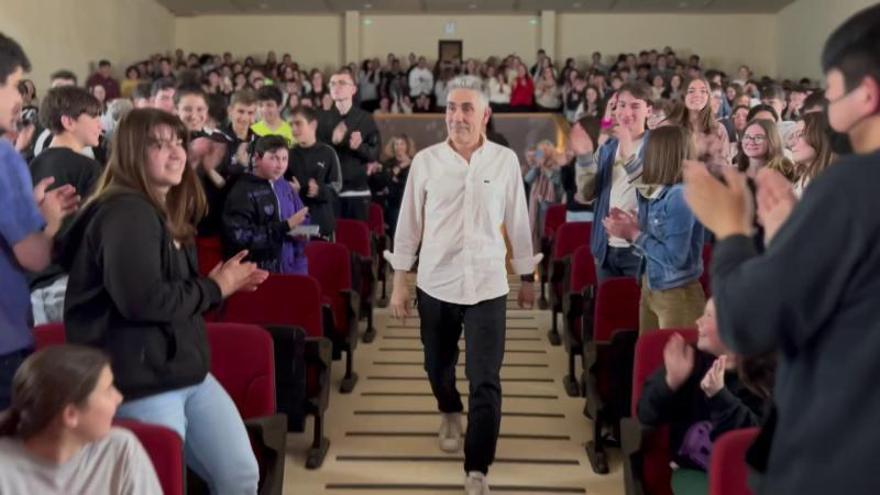 Ángel Jiménez, recibido entre aplausos por el alumnado del instituto Carreño Miranda, ayer.