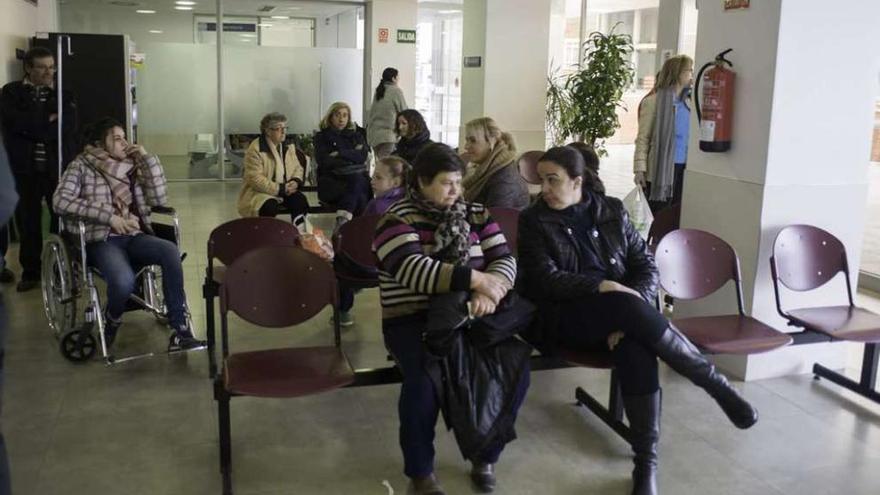 Aspecto de la sala de espera de urgencias durante la visita del presidente de la Junta.