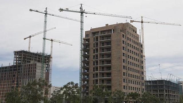 Varios edificios en construcción.