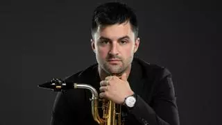 Los viejos oficios: Roi Barros Germiñas, luthier, reparador de saxos y músico