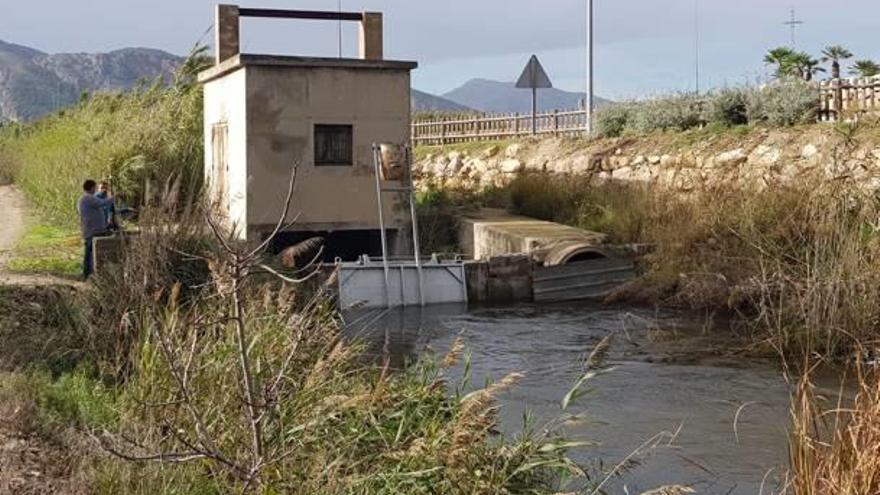 Una de las bombas que achican agua al cauce del río Vaca en la zona del marjal de Xeraco.