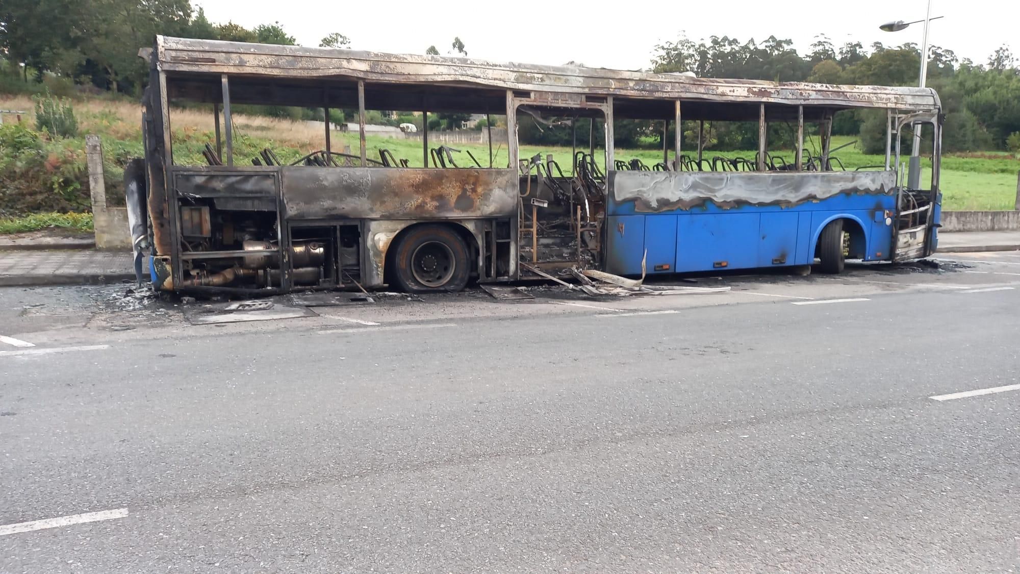 La Guardia Civil investiga el incendio de dos autobuses en Cerceda