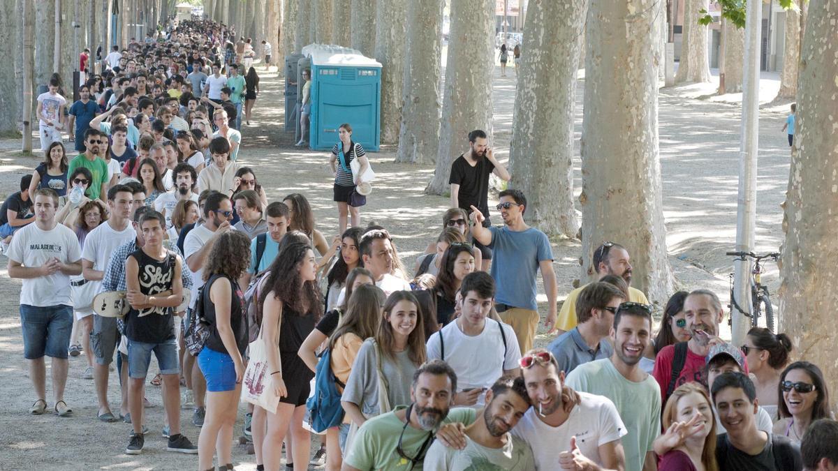 Cola a las puertas de la Feria de Girona, donde se llevan a cabo las pruebas de selección de figurantes para participar en el rodaje de la próxima temporada de la serie televisiva Juego de Tronos. Cola a las puertas de la Feria de Girona, donde se llevan a cabo las pruebas de selección de figurantes para participar en el rodaje de la próxima temporada de la serie televisiva Juego de Tronos.