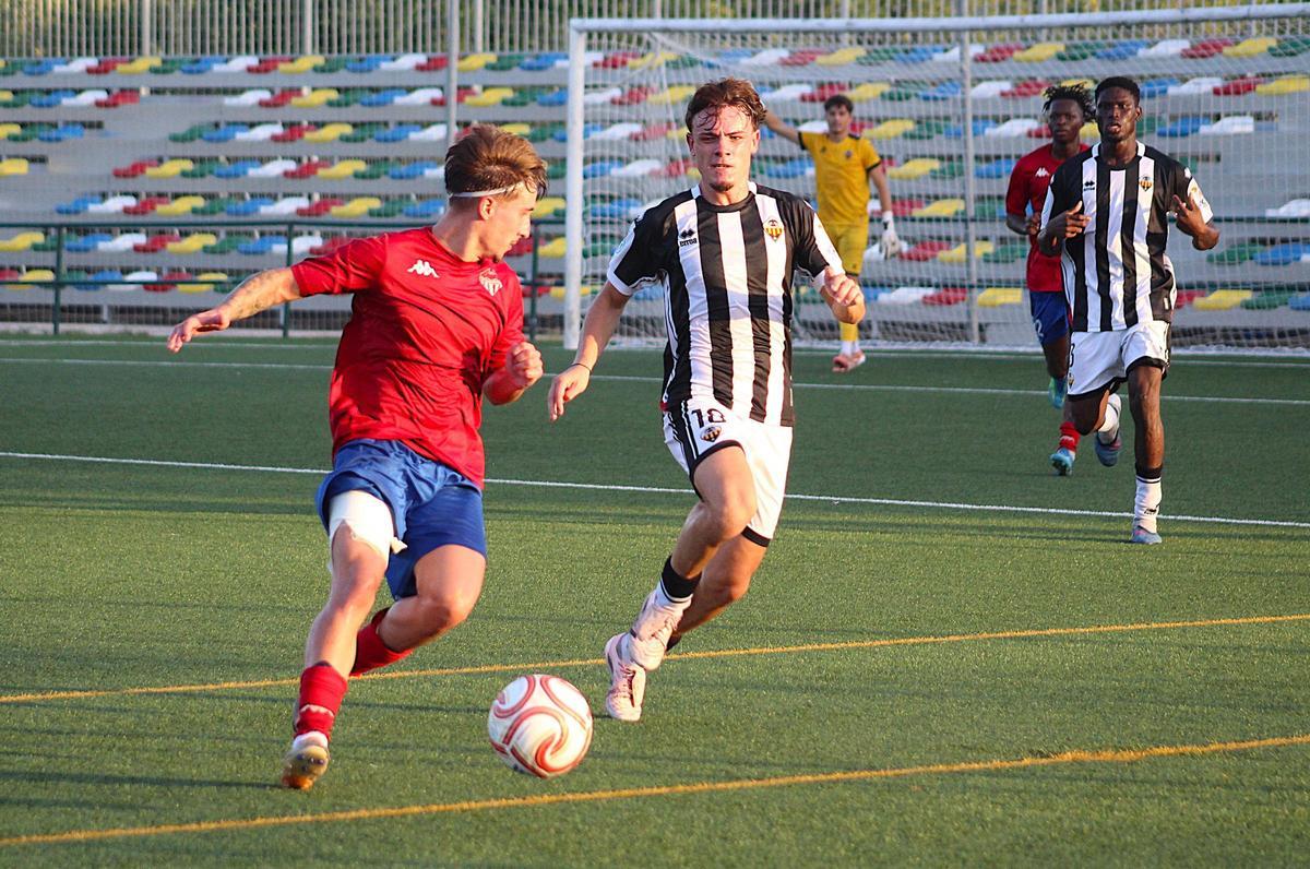 Palomares y Manu Portela, en un lance del partido entre albinegreos y romanos.
