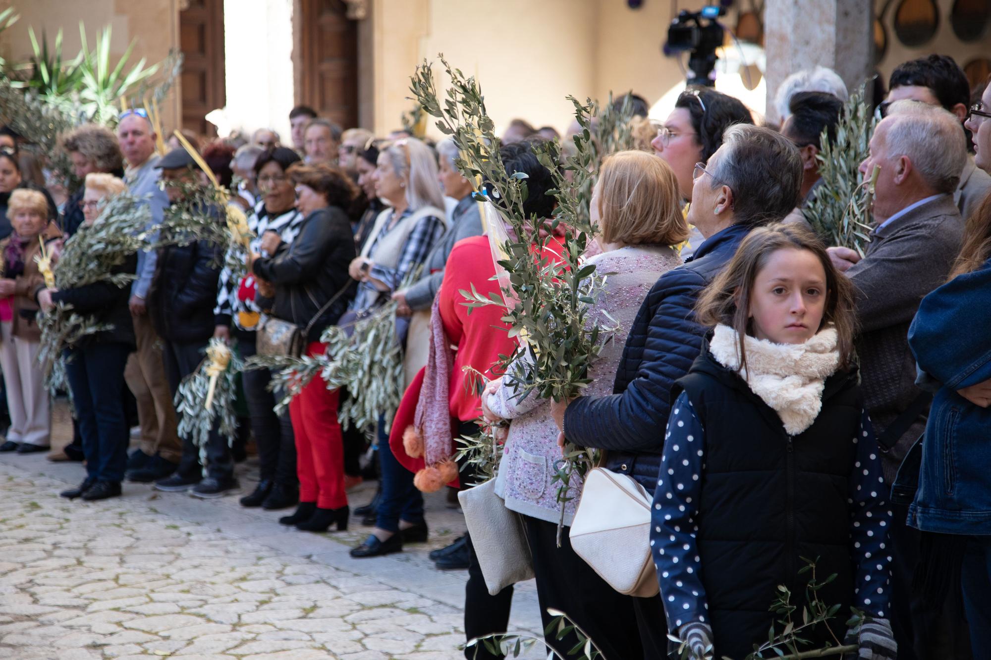 El obispo de Mallorca, Sebastià Taltavull, da el ‘sus’ al Domingo de Ramos, con la la bendición de los ramos y una misa en la Seu