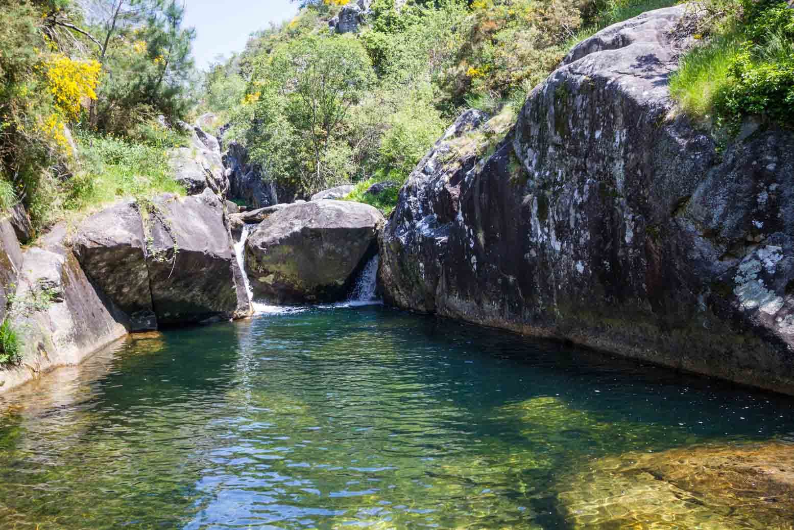Piscinas naturais no río Pedras.